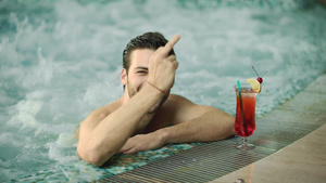 快活的男子在浴池里笑在游泳池里放松9秒视频