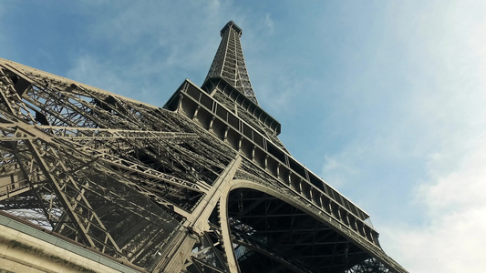 在阳光明媚的天气中巴黎埃菲尔塔的令人惊叹的电影风景视频