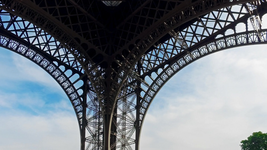 从巴黎地标下向埃菲尔塔顶的腿部和脚部倾斜视频