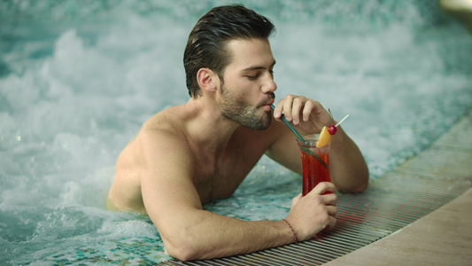 在豪华泳池喝鸡尾酒的特性感男人帅哥视频