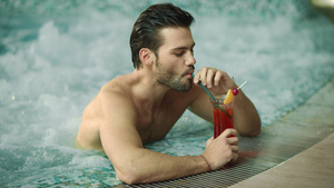 在豪华泳池喝鸡尾酒的特性感男人帅哥21秒视频