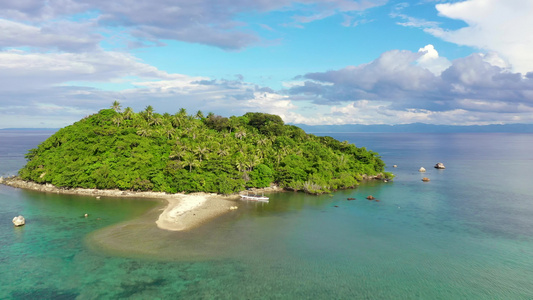 热带岛屿和珊瑚礁的海景空中观察视频