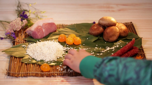 包肉粽用的材料视频
