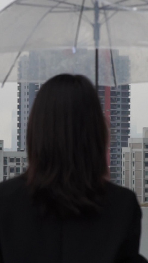 天台上看雨景的白领美女小姐姐情绪素材46秒视频