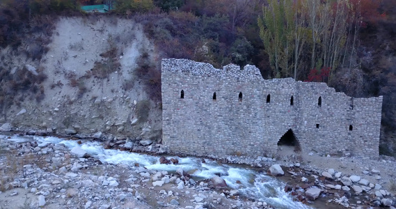 河岸边的石碑城堡视频
