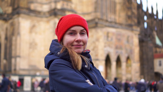 穿着红帽子的年轻美女在普莱格塞切城堡大教堂广场老城视频