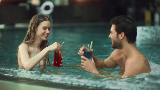 在泳池温泉疗养所放松的性感情侣[私汤]视频