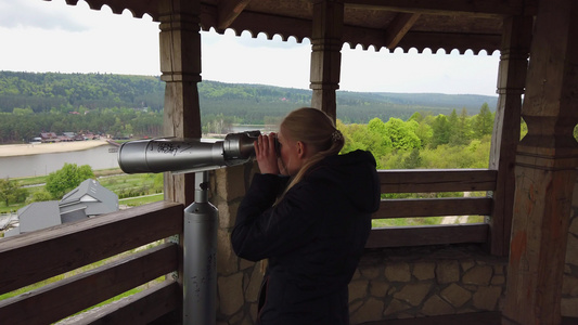 望远镜观察器寻找古城堡附近视频