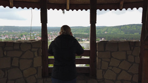 利用望远镜观察古城堡附近山谷周围的景色迷人的女性旅行者10秒视频