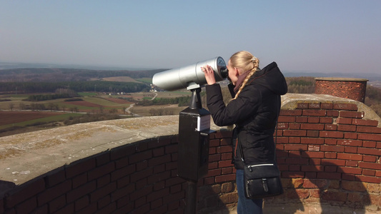 利用塔台光学观察器寻找古城堡附近山谷周围的有吸引力视频
