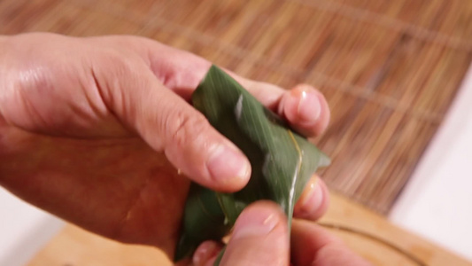 传统包粽子手法视频