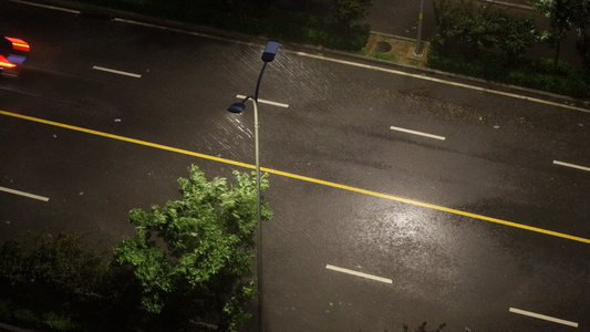 风雨交加的夜晚路上行驶的汽车视频