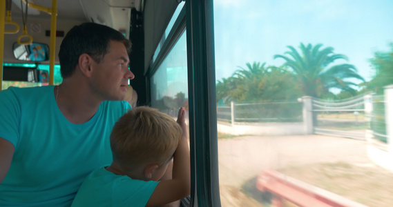 在公车上的父亲和儿子视频