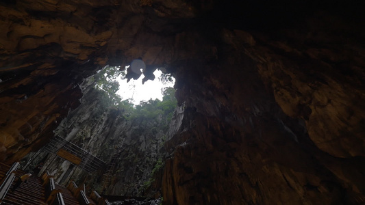 在巴杜洞穴中看到山洞上面有石膏和步行的游客爬上楼梯视频