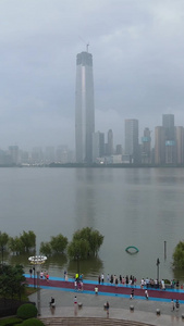 航拍风光城市长江汛期洪峰过后在堤坝上看江水上涨的游客人群素材城市建设视频