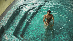 性感情侣在游泳池温泉放松16秒视频