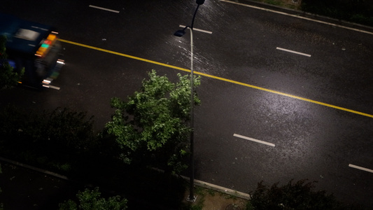 夜晚城市风雨中行驶的公交车视频