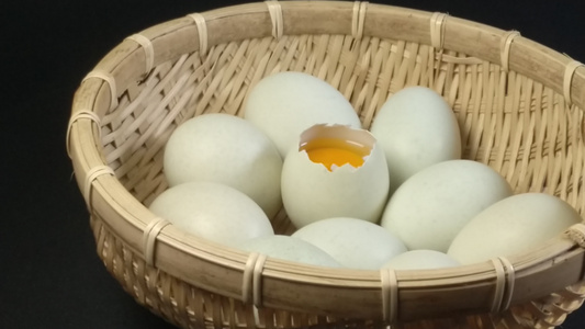  乌鸡蛋绿壳鸡蛋视频