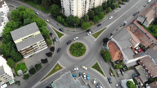 环形公路和汽车的空中观察视频