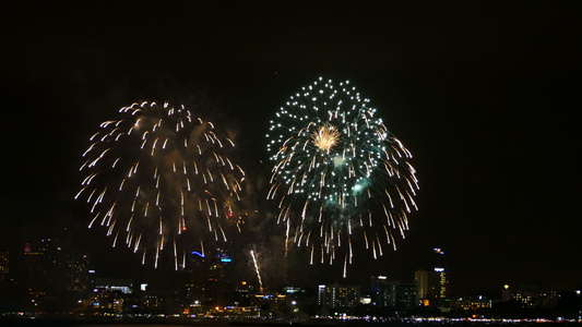 4K镜头在天空中真正的烟花节在晚上庆祝背景是城市景观视频