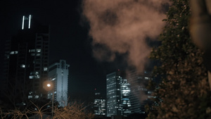 夜色城市与冷凝蒸汽13秒视频