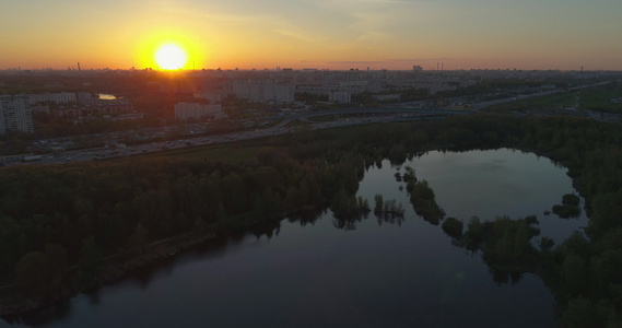 飞过湖和树木到城市和高速公路视频