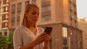 户外使用智能手机的女商人31秒视频