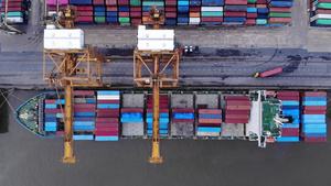 鸟瞰图大型货船在大型港口装载集装箱21秒视频