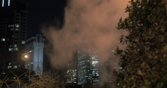 连接到阿维夫夜色的城市风景和冷却蒸汽视频