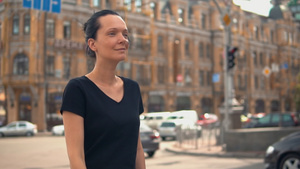 城市中街上行走的女性19秒视频