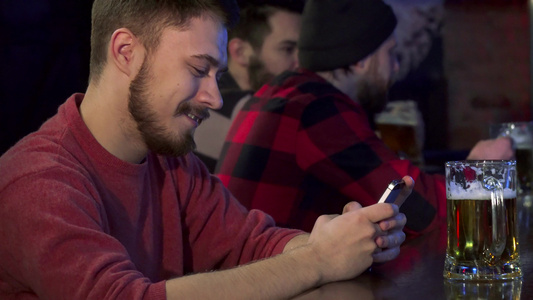 在酒吧的智能手机上打字的人视频