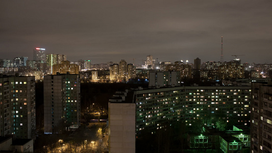 工业城市夜间过夜时间视频