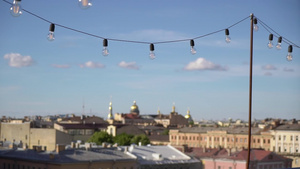 在圣彼得堡市中心拉起灯光吊带9秒视频