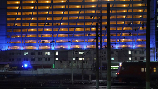 夜间在城市的客车列车视频