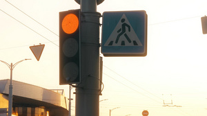 夕阳下城市道路指示灯13秒视频