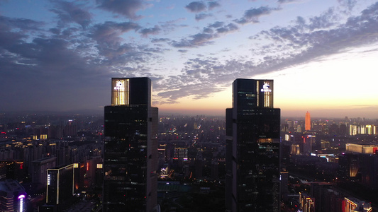 河南郑州绿地双子塔夜景摩天大楼高层城市天际线视频