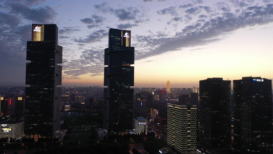 河南郑州绿地双子塔夜景摩天大楼高层城市天际线视频