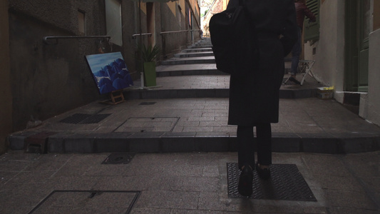 在旧城狭窄的街道上行走的女游客视频