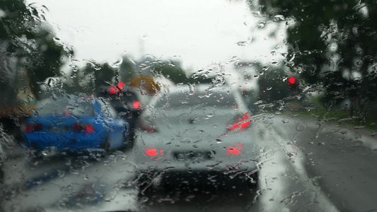 被大雨淋湿的模糊的汽车玻璃窗第一视角视频