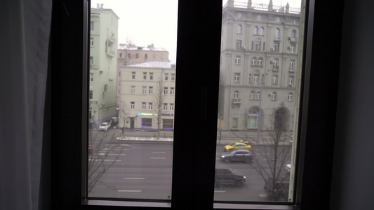 从欧洲城市的窗口中查看视频