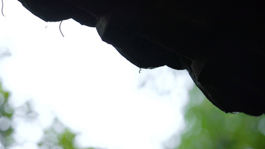 4k下雨天屋檐雨天雨滴特写视频视频