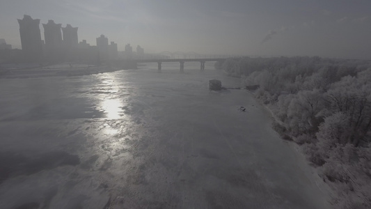 在冰冻的河上飞行距离可以看到城市视频