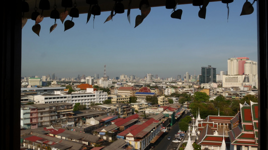 现代东方小镇的城市景观日落时分从金山寺雄伟的曼谷街道视频