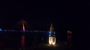 城市夜景一尊美丽的雕像和大桥在河边31秒视频