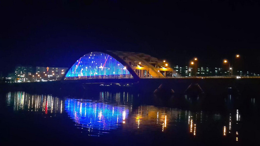 夜里看到一个美丽的桥的景象在晚上在海水上过海视频