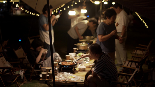 夜晚露营野餐的人们视频