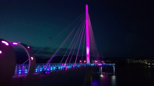 夜里看到一个美丽的桥的景象32秒视频