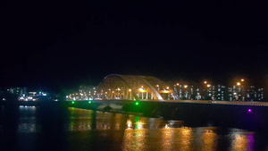 夜里看到一个美丽的桥的景象在晚上在海水上过海32秒视频