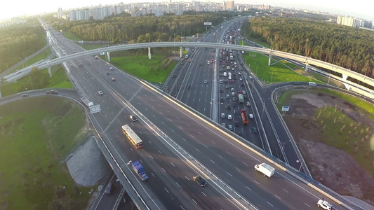 空中视图多层交叉路口的交通流量视频
