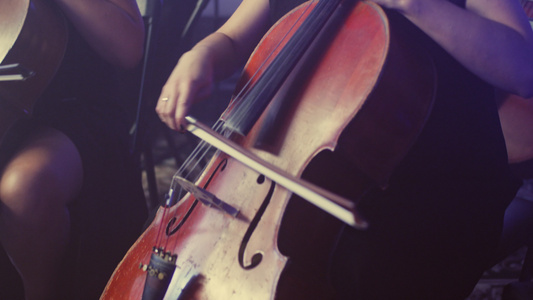 女性大提琴手演奏大提琴视频